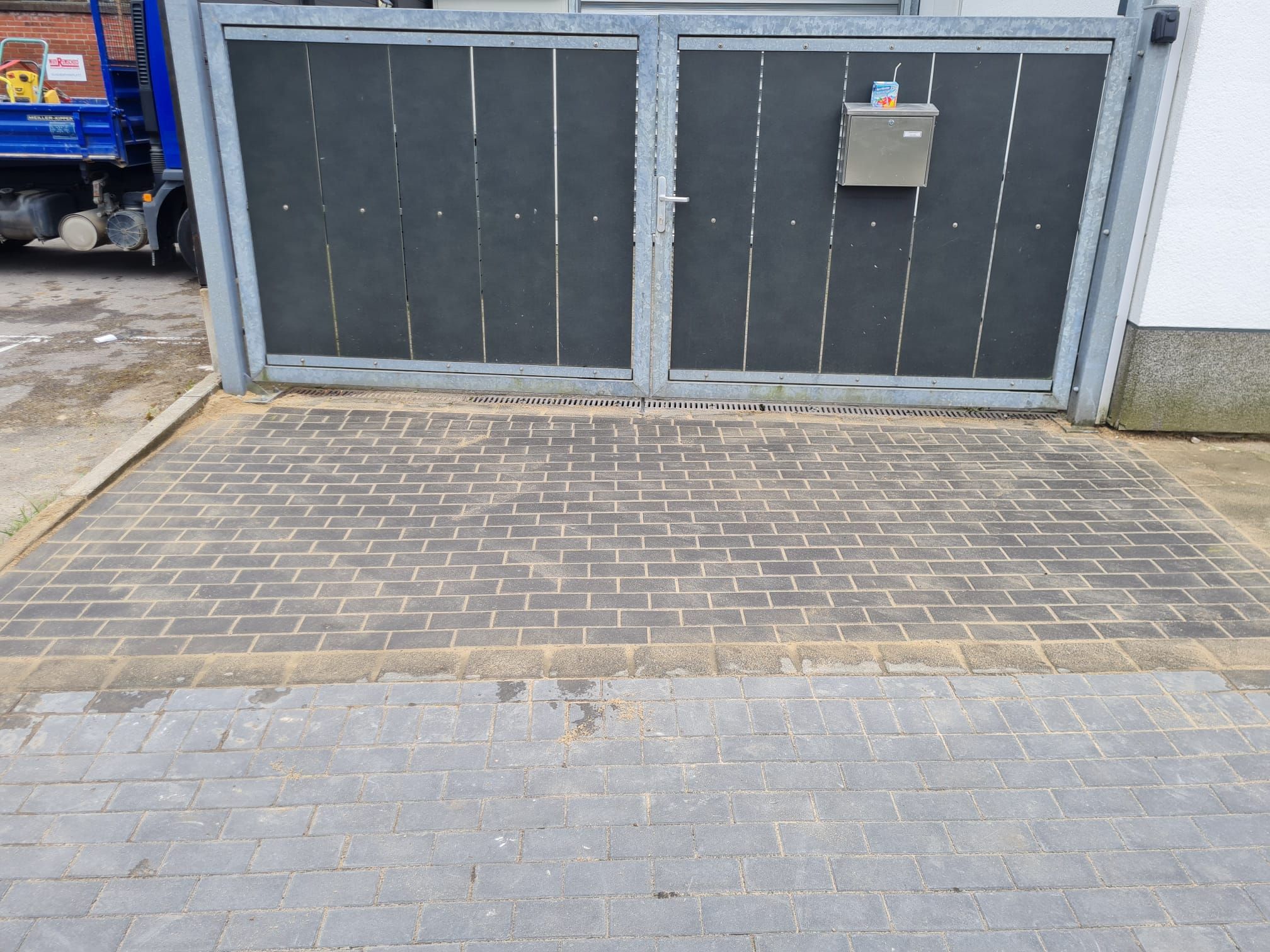Garagenzufahrt neu gepflastert