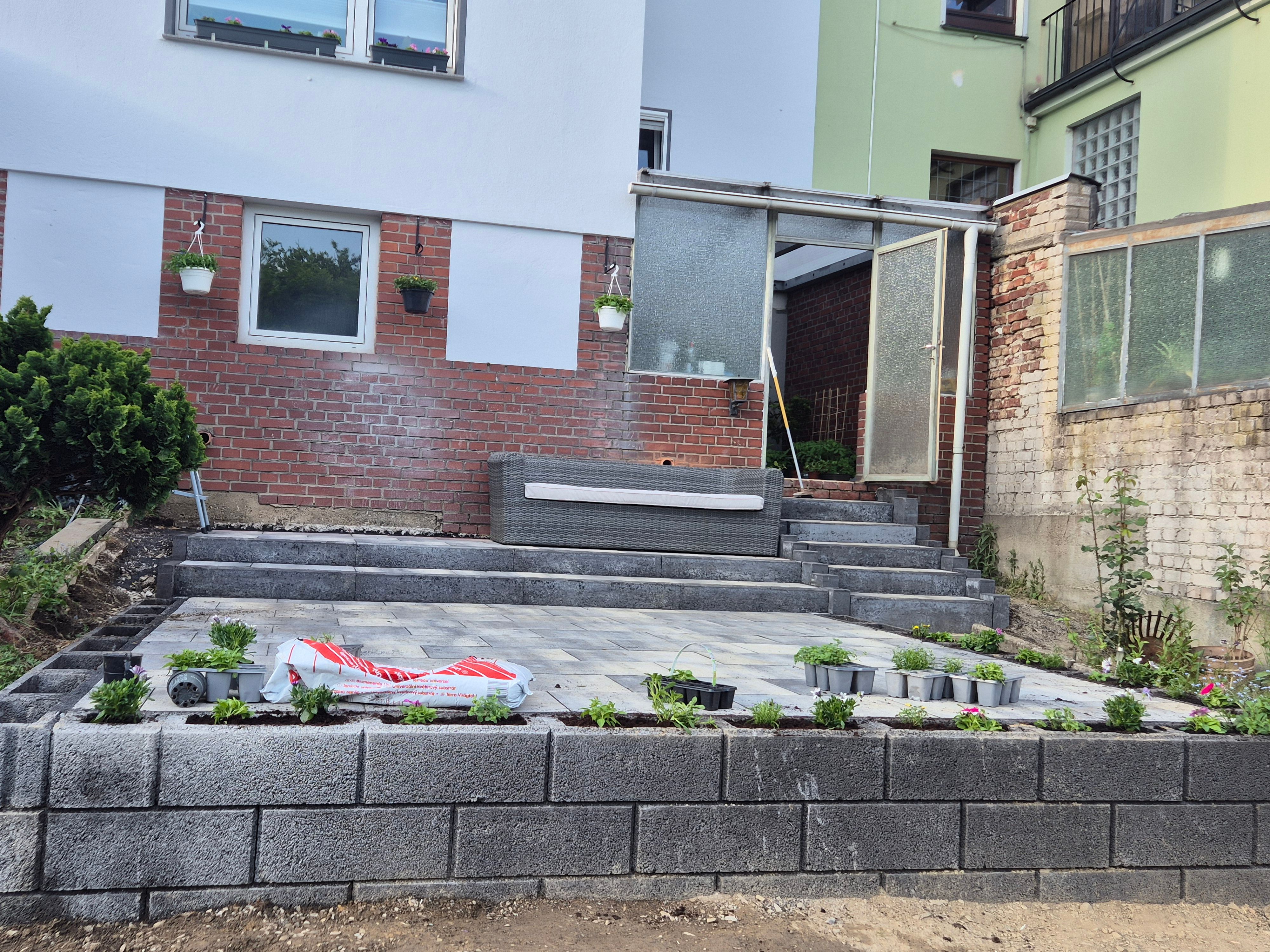 Terrassenanlage mit Gehweg